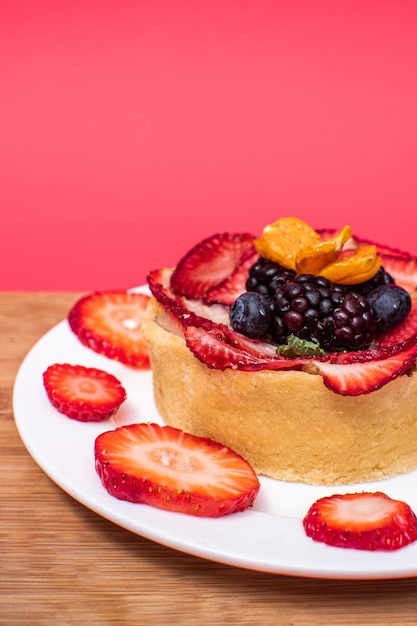 Tortino di frutta con fragola mora mirtillo e physalis