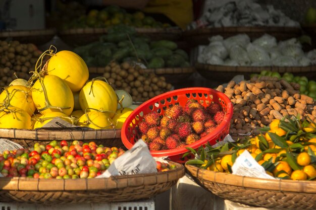 Foto fruit te koop op de marktstand