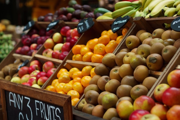 Foto fruit te koop op de marktstand