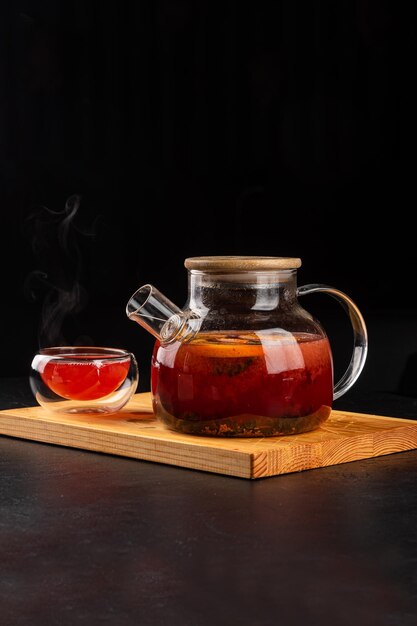 Photo fruit tea in a transparent teapot and glass