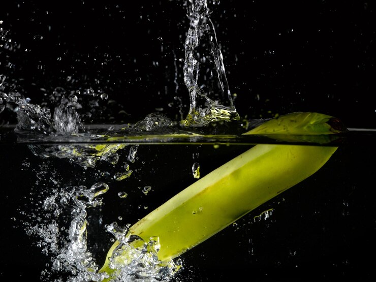 Photo fruit thrown into the water
