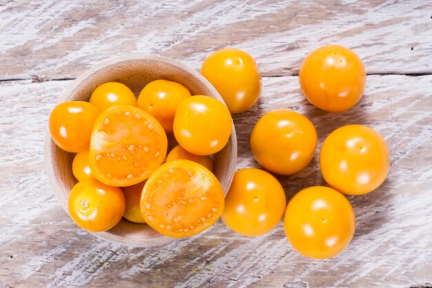 테이블에 있는 uchuva uvilla aguaymanto의 과일 Physalis peruviana