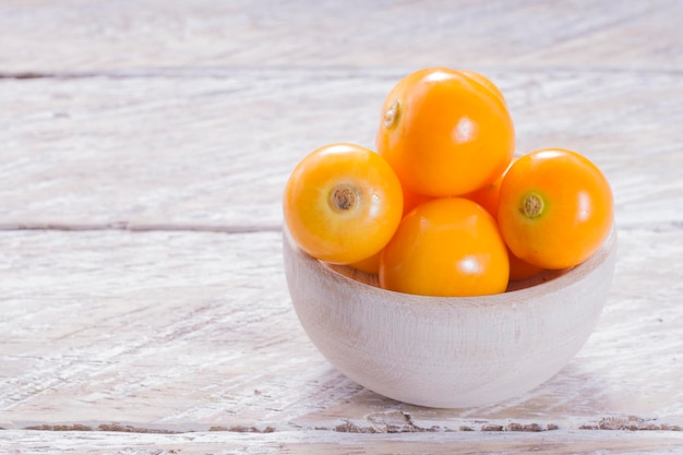 Fruit van uchuva uvilla aguaymanto op tafel physalis peruviana