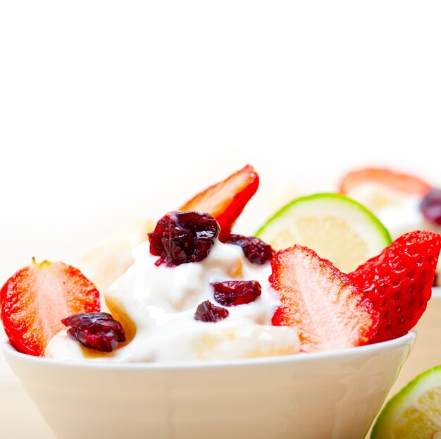 Салат из фруктов и йогурта здоровый завтрак