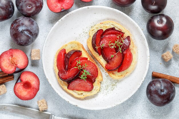 Fruit zoete bruschetta met karamelpruimen, kaneel en tijm