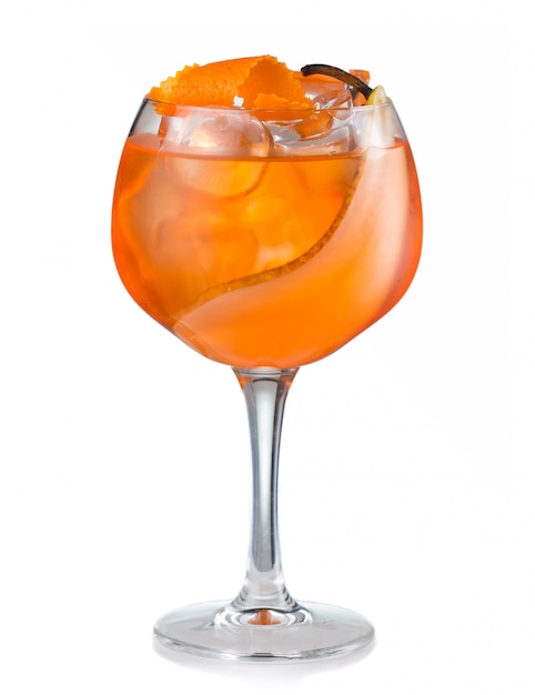 Fruitalcoholcocktail met geïsoleerde peren en oranje plak