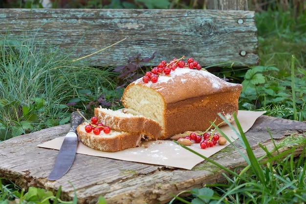 Foto fruitcake met rode aalbes en amandel in de tuin