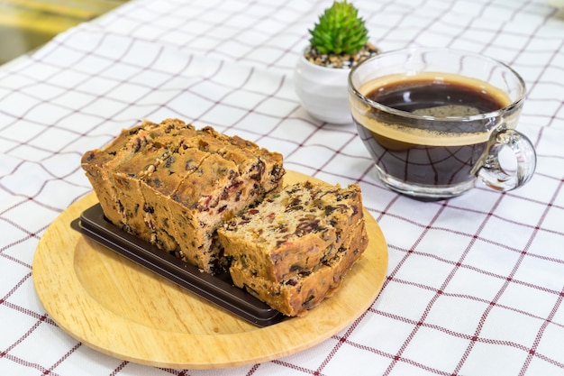 Fruitcake op houten plaat en koffiekop