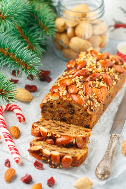 Fruitcake. Traditionele kersttaart met amandelen, gedroogde cranberries, kaneel, kardemom, anijs, kruidnagel