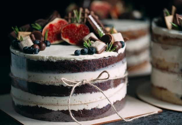 Fruitcake versierd met vijgen, koekjes en bosbessen.