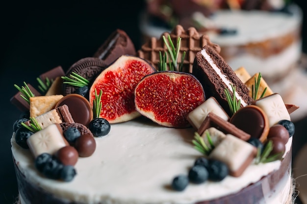 Fruitcake versierd met vijgen, koekjes en bosbessen.