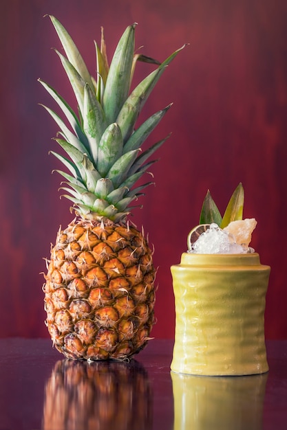 Fruitcocktail naast een ananas