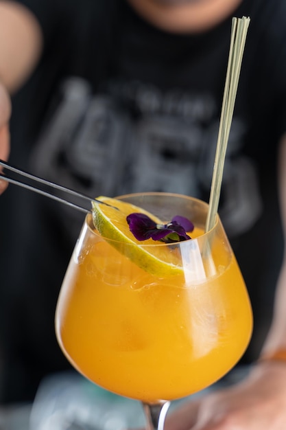 Fruitcocktail op een toog door Yuri Ugarte Cespedes