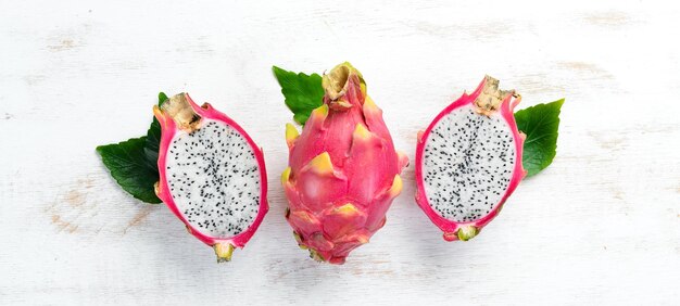 Fruitdraak op een witte houten achtergrond Pitahaya Tropical Fruits Bovenaanzicht Vrije ruimte voor tekst