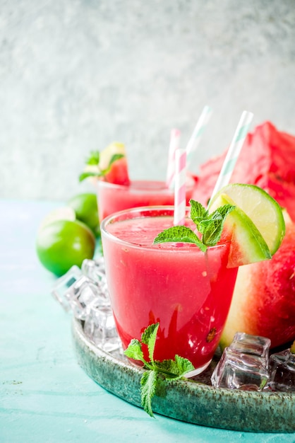 Fruitig zomers koud drankje, zelfgemaakt watermeloensap of smoothie