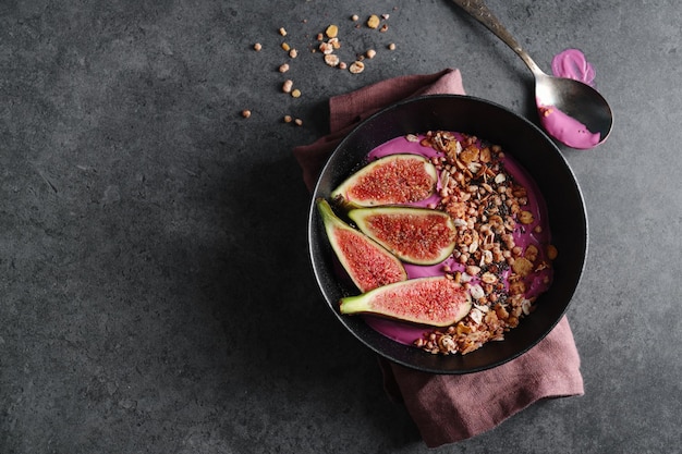 Fruitige bowl met muesli granola en vijgen geserveerd in bowl