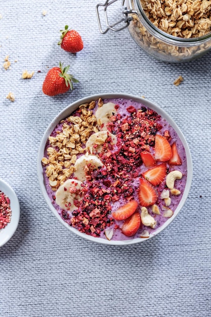 Fruitige gezonde mueslischaal op tafel