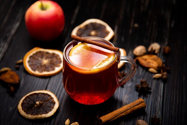 Fruitige glühwein op een houten ondergrond met kruiden