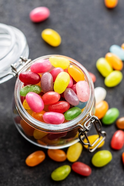 Fruitige jellybeans Lekkere kleurrijke jelly Beans in glazen pot