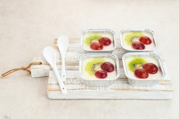 Fruitige melkpudding, zoet vanille-zijdepuddingdessert met fruit-topping