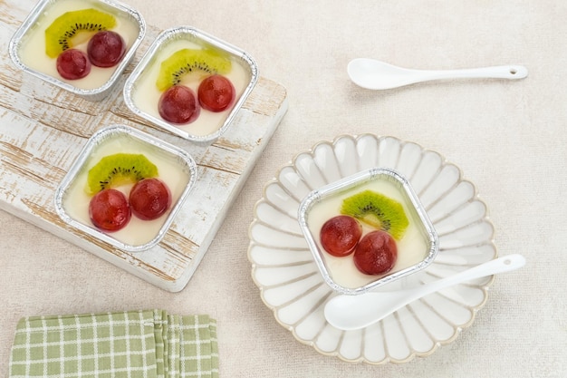 Fruitige melkpudding, zoet vanille-zijdepuddingdessert met fruit-topping