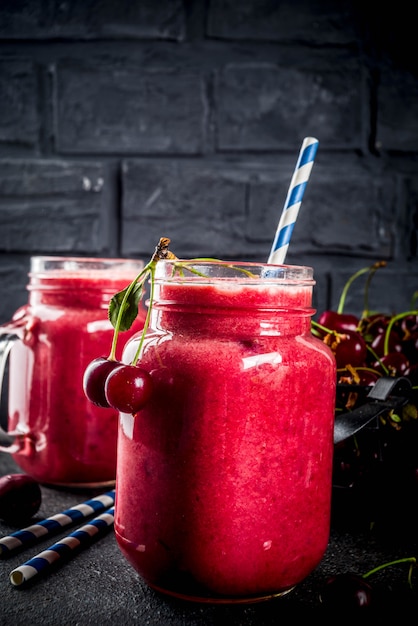 Fruitige vitaminedrank. zelfgemaakte kersen smoothie