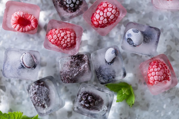 Fruitijsblokjes met biologische bessen.