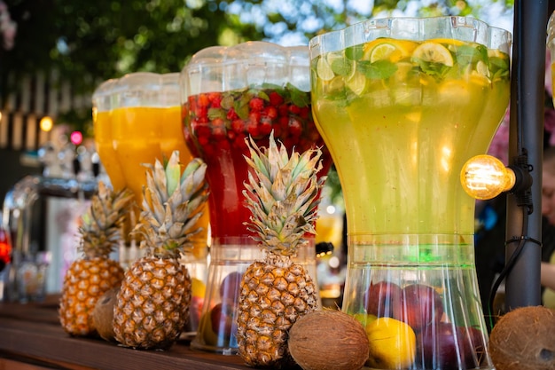 Foto fruitinfused water dispensers met tropische sfeer