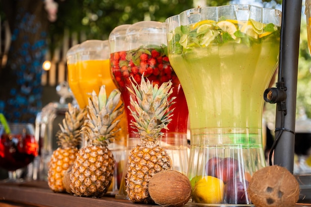 Foto dispensatori d'acqua a infusione di frutta con ambiente tropicale