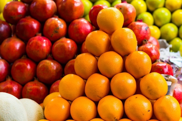 Fruitkraam nauwkeurig gerangschikt in piramidevorm op Devaraja-markt in Mysore Karnataka Indi