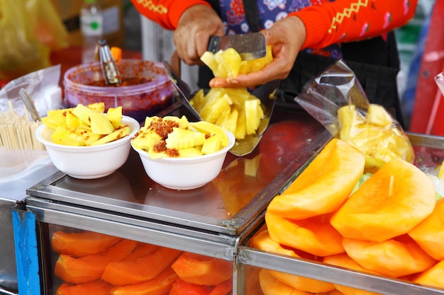 Fruitkraam op straatmarkt in Thailand