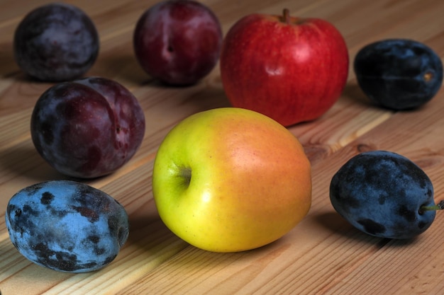 Fruitlay-out op een houten tafel