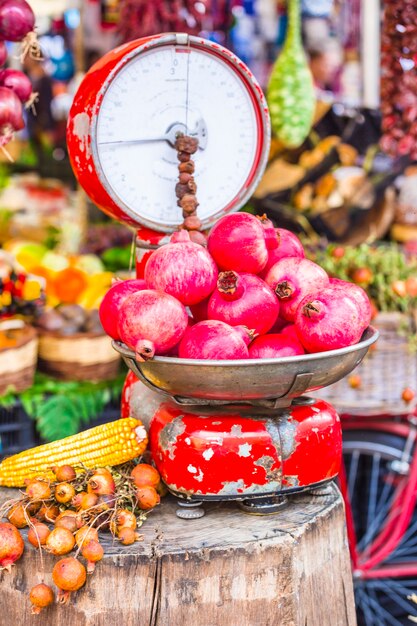 Fruitmarkt met oude schalen en granaat in Campo di Fiori, Rome