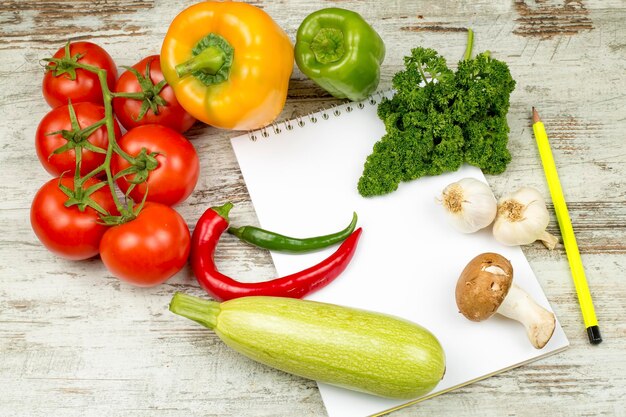 写真 果物と野菜は、白い背景で隔離。ビーガン フードと健康的な食事のコンセプト。