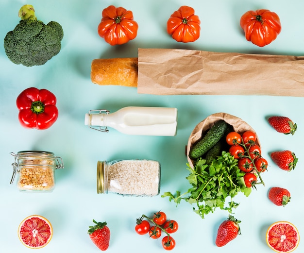 写真 青色の背景、flatlay、上面の果物と野菜。健康的な食事のコンセプトです。トレンドレイアウト。