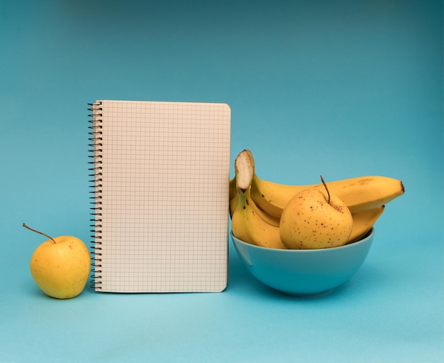 사진 파란색 배경에 과일 바나나와 노트북