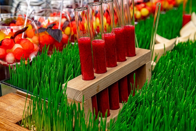 Frutta sul tavolo del banchetto durante l'evento di catering impostazione della tabella delle vacanze