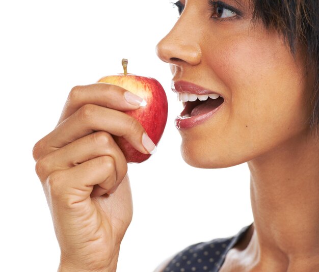 Фото Фруктовая диета и питание женщины со здоровой пищей для диеты и органическим яблоком с макетом голодная модель здоровья и поедание фруктов черной женщины с питанием и похудением с макетом