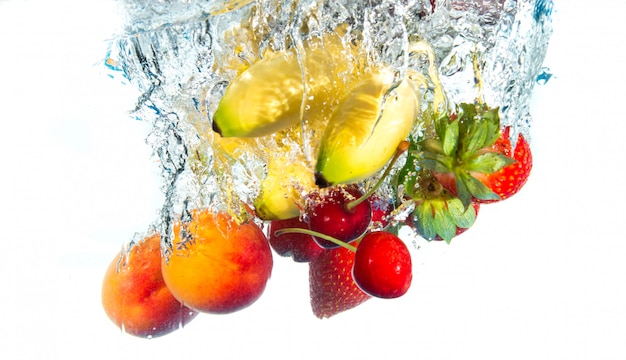 Photo fruits falling in water