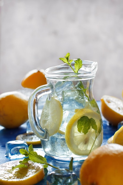 Photo fruits on glass with ice cream