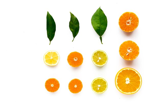 Photo fruits and leaves on white background