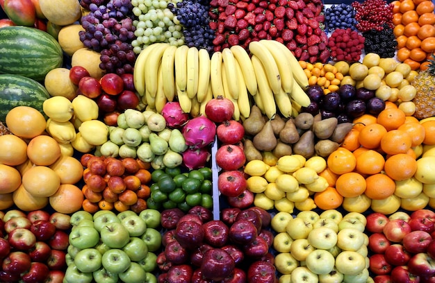 Photo fruits in market stall