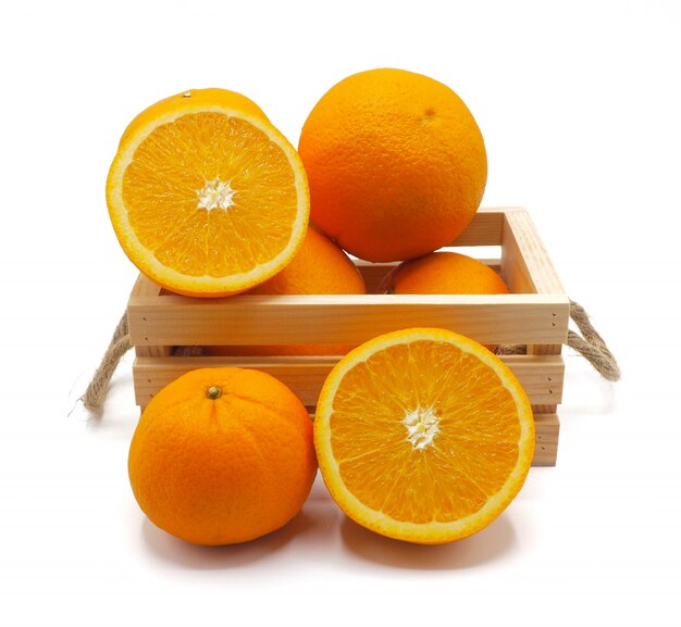 Fetta di frutta arancione su sfondo bianco.