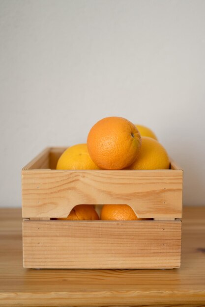 Foto le arance di frutta sono in una scatola di legno