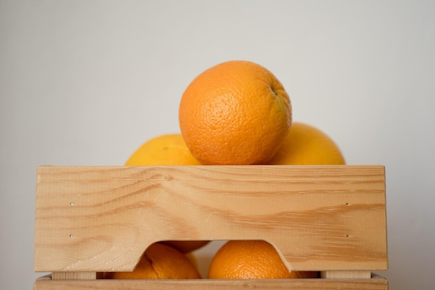 과일 오렌지는 나무 상자에 들어 있습니다.