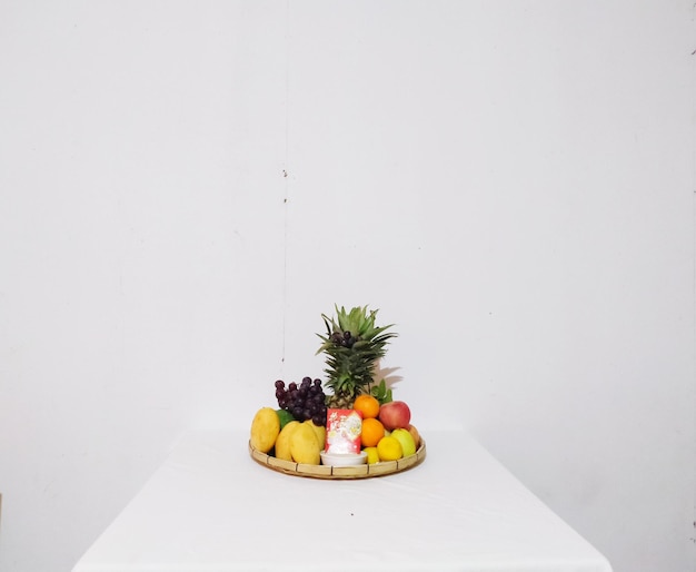 Photo fruits in plate on table