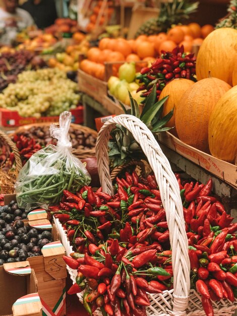 Foto frutta in vendita alla bancarella del mercato