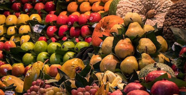 Photo fruits seller at boqueria in barcelona near la rambla.