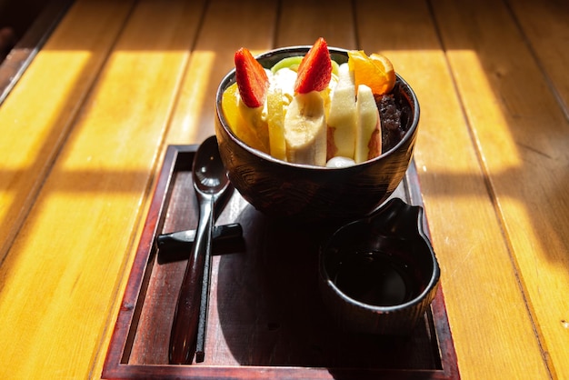 Frutta shiratama anmitsu un dessert freddo tradizionale in stile giapponese