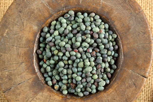 Photo fruits of terebinth pistacia terebinthus antique mortar